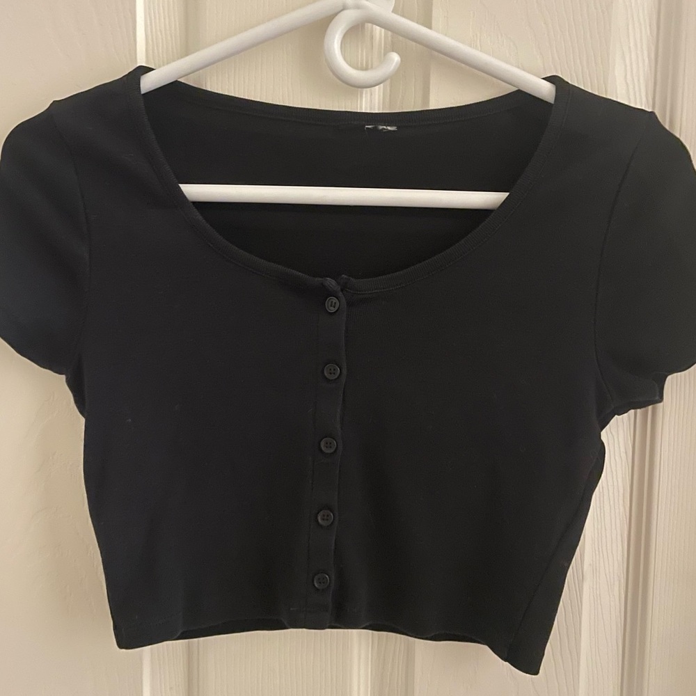 BRANDY MELVILLE BUTTON FRONT SHORT SLEEVE TOP